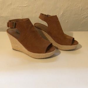 Universal Threads brown wedge sandal, sz 9.5